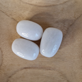 Witte jade trommelstenen close-up