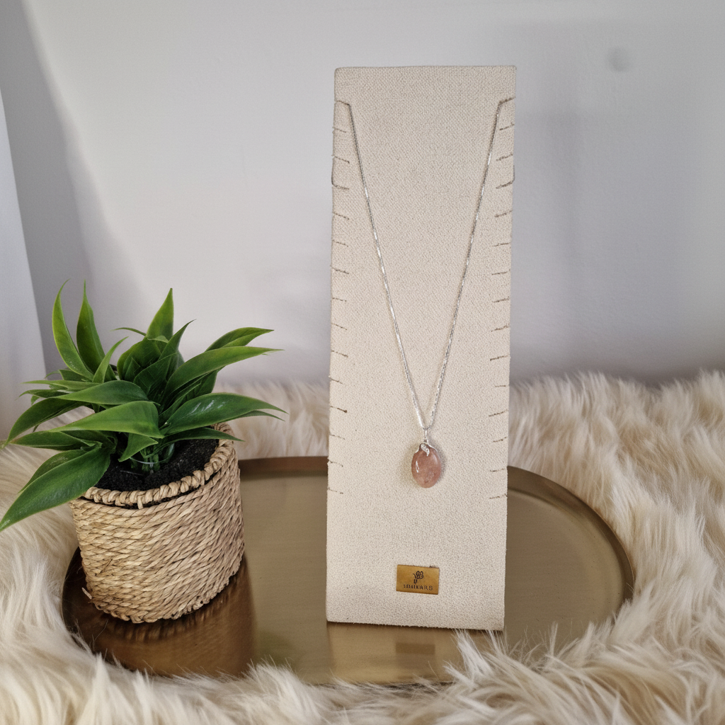 Zonnesteen hangertje op ketting display