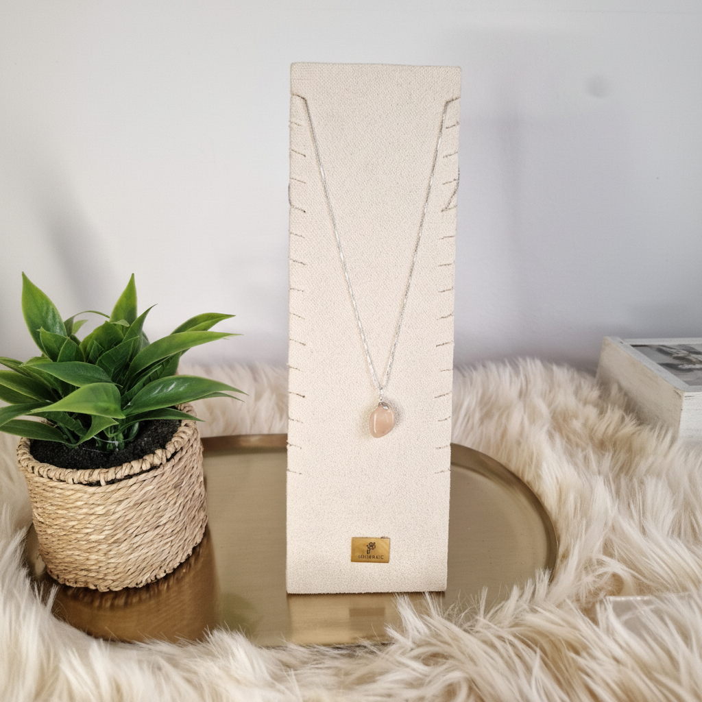 Maansteen hangertje op ketting display