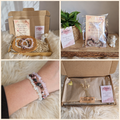 Vierkante collage met cadeaupakket, verpakte armbanden, armbanden om de pols en cadeauverpakking