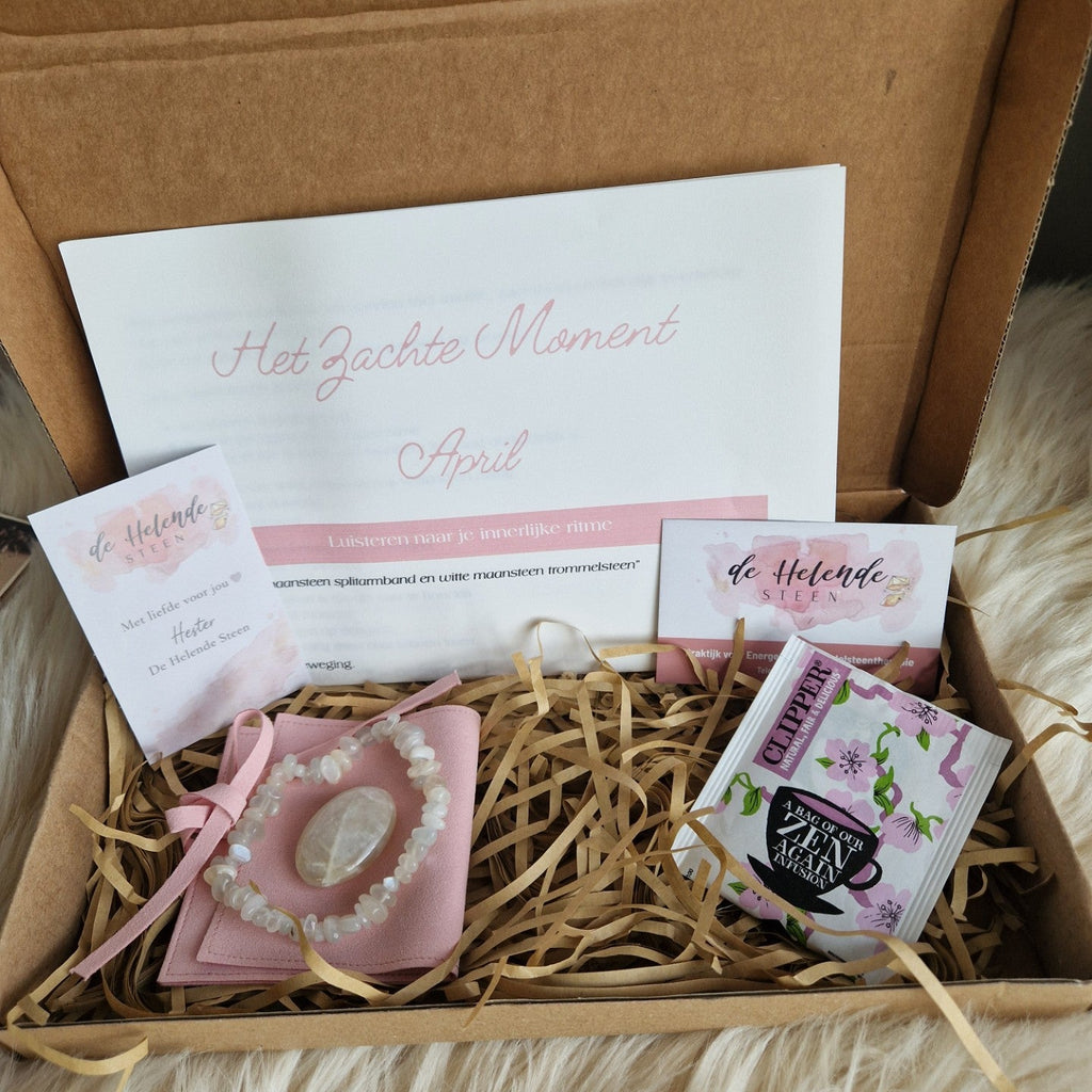 Het Zachte Moment – April | Witte Maansteen